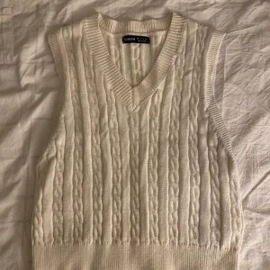 Stickad väst  - Säljer min fina vita stickade väst! Frakten blir 59 kr och ingår inte i orginalpriset!  💋💋🫶🏼