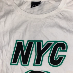 Gina tshirt  - Säljer min tshirt från Gina tricot! Frakten blir 59 kr och ingår inte i orginalpriset!  💋