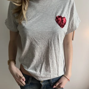 T shirt - INTRESSEKOLL på denna supersnygga t shirt från Gina. Är osäker på om jag vill sälja så accepterar bara bud från 350kr!💕