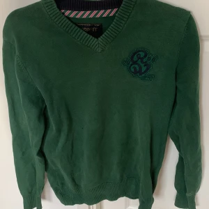 Gråt sweatshirt  - Super fin grön sweatshirt perfekt att ha året runt i storlek small