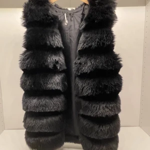 Väst från Sherry Koko - Fluffig Väst från sherry koko knappt använd bara gått sönder på lappen när jag skulle hänga upp den 🤍 strl M Pris går att diskutera 