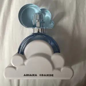 Helt ny Ariana Grande perfym, Cloud. Väldigt fräsch och ungdomlig doft. Endast ett sprut. Säljer då jag fick likadan i julklapp. Tyvär inte förpackningen kvar. 30 ml. Köpt för 450kr. Säljer för 200kr plus frakt.