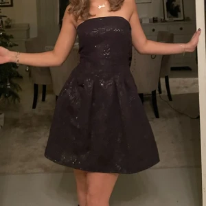 Klänning - Säljer denna klänning som jag hade förra nyårsafton. Så sjukt snygg!!! Den är svart med blått glitter och tight i midjan med en snygg kjol som går ut😍 Jag kan mötas upp i Stockholm imorgon, fredag, om någon vill köpa till nyår!