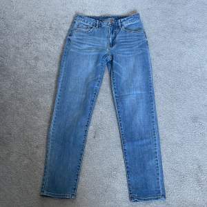 Straight fit Jeans från Kappahl. Säljer då det inte är min stil. Nypris 499kr