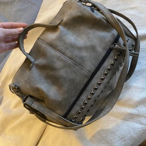 Väska med nitar  - Cool väska med nitar. Lagom stor till skolan med fina detaljer. Inget speciellt märke där av lägre pris. 