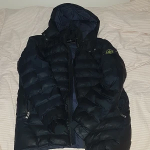Stone island jacka - Säljer min dunjacka av märke stone island strl XXL men sitter som XL liten i strl dvs. Äkta såklart och nypris på denna är 14999kr och skicket är 8/10.  Sälker den för 7500 pga av den är använd men jättefin fortfarande. Hör av dig skickar mer info.