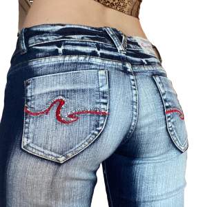 Så fina flare jeans med röda detaljer på bak och fram fickorna.  Passar bra på mej som är 172cm.