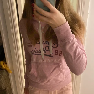 Hoodie - En snygg hoodie (Stockholmsstil) säljs inte mera! Fråga om fler bilder om de behövs!! Jag står inte för frakten!💗💗💗💋