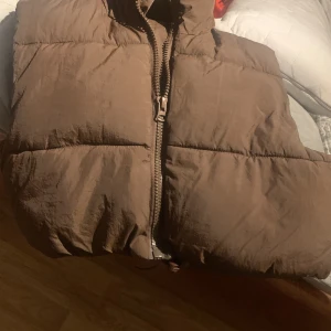 väst - brun väst, nyskick, typ aldrig använd, kan gå ner i pris vid snabb affär, säljs pga ingen användning 