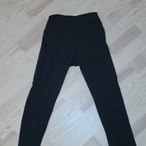 Träningsbyxor svarta - Ett par försmå träningsbyxor som knappt blivit använda. Två fickor på sidan som du ser på bilden. Pris kan diskuteras. 💞🧸
