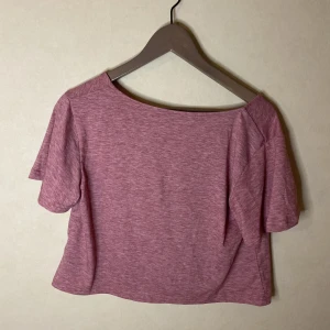 Mjuk topp Strl. S - Pyjamasliknande men kan användas som en vablig topp med. Rödmarkerad. Kortare modell.