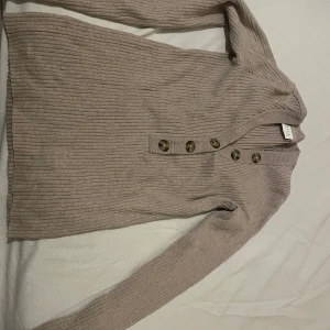 Tröja - Tröja med knappar  Använd få gånger  Beige färg  Storlek xs men passar även s