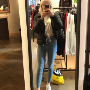 Säljer mina blåa skinny jeans  - Säljer mina blåa skinny jeans som tyvärr inte kommer till användning, fint skick använda några gånger 