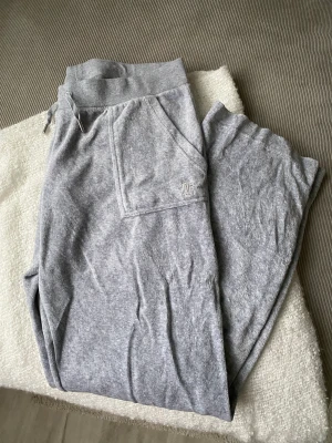 Juicy Couture del rey velour pants strl XL - Säljer mina grå Juicy Couture i strl XL. Del Rey Classic velour mjukisbyxor. I fint skick, resåret är något nopprigt men annars inget att anmärka på. Skriv för fler bilder. Frakt tillkommer i priset💗💗