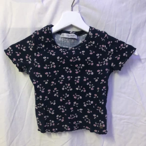 Baby Tee - En Baby Tee från Pull & Bear som är strechig! Frakt på 54kr♥️