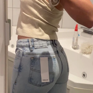 Jeans - Superfina raka mid/low waist jeans ifrån collusion, aldrig använda med prislappen kvar!! Nypris 499kr, säljer för 149kr plus frakt! Skriv vid fler frågor/bilder!! Passar mig som är en XS/S