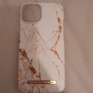 IDEAL OF SWEDEN - Ett sjukt snyggt skal för sin iphone 13 mini. Vill sälja eftersom jag inte använder och jag har köpt andra.