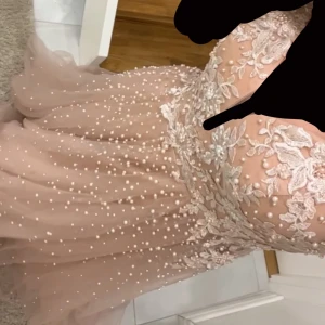Festklänning  - Festklänning köpt från en av Istanbuls lyxigaste klänningsbutiker. Prinsess liknande klänning med detaljer från bröstet till slutet av klänningen. Storlek 38 (sitter som S). Använd en gång, under 3-4 timmar. Köpt för 9000 svenska kronor. Säljs för 3000kr