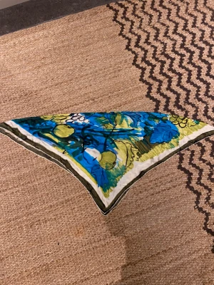  Sjal  - Jättefin sjal!! En stor sjal som går att användas som topp (jag har stolek M). Är jätte fin att ha när de är varmare antingen på huvet eller som topp men även som en lite kjol efter man kanske har badat! Skriv om ni undrar något! 🥰