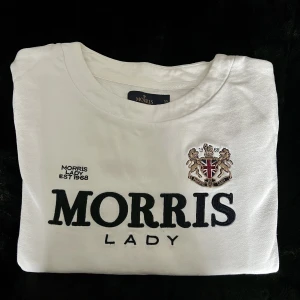 Morris tröja - Vit collegetröja från Morris i storlek XS. Tröjan är använd ett par gånger och är i väldigt fint skick. 