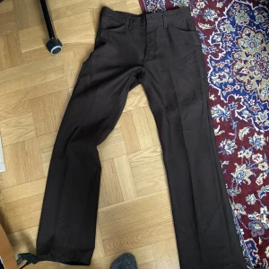 Wrangler kostymbyxor bruna - Knappt använda. Polyester.