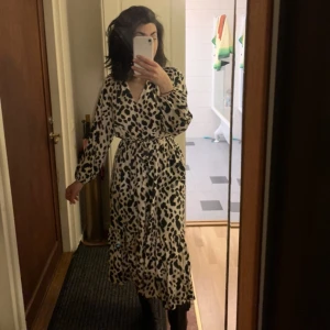 Underbar långklänning  - Fin långklänning med band i midjan för önskad passform. Perfekt till sommarkväller. Går att både klä upp och ner!