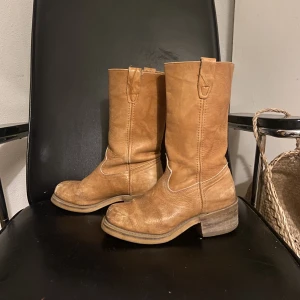 Boots  - Vintage boots i fint skick, dem har några fläckar där fram som ni ser på bilderna men annars fint skick💖 det står ingen storlek, jag tror de är 37/38. Jag har 39 och dem går att få på men dem är för små på mig 💓