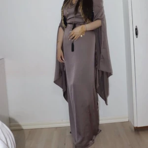 Klänning  - En jättefin kurdisk klänning som endast använts vid ett tillfälle och har därmed inga skador eller liknande. Har ni frågor eller funderingar är ni varmt välkomna att höra av er!☺️