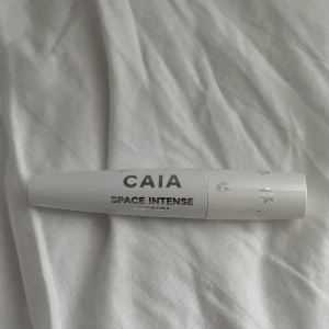 Caia Mascara  - Space intense mascaran från Caia. Den är helt ny! Säljer då jag redan har den sen innan.   Köparen står för frakt!