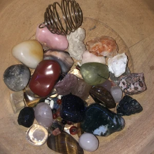 Kristaller och mer - Säljer inte alla kristaller på bilderna men skriv om du är intresserad av någon kristall så kan jag komma med mer info om kristallen (namn, pris osv) Säljer bara kristallerna och kristallburen och inte skålen eller brickan👍Du får med lite gratis konfetti💘