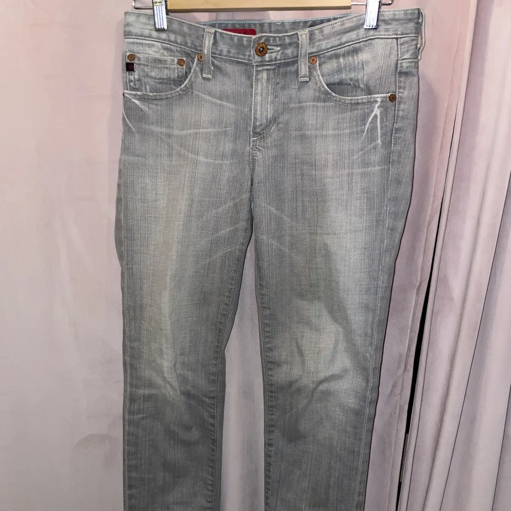 Snygga gråa lågmidjade jeans. Väldigt snygga fickor på dom! Kom privat för fler bilder! Jag har storlek S/36 i vanliga fall  och dom är lite tighta runt låren och rumpan.. Jeans & Byxor.