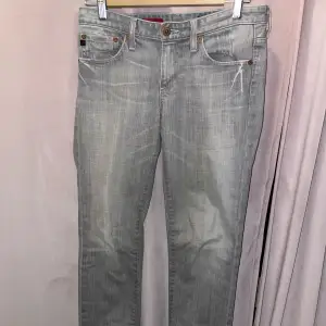 Snygga gråa lågmidjade jeans. Väldigt snygga fickor på dom! Kom privat för fler bilder! Jag har storlek S/36 i vanliga fall  och dom är lite tighta runt låren och rumpan.