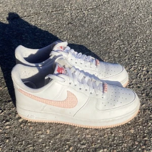 Nike air force skor  - Vita och ljus rosa Nike air Force skor, har tagit bort pärlorna men dem finns i en påse som man får med. Knappt andvända 