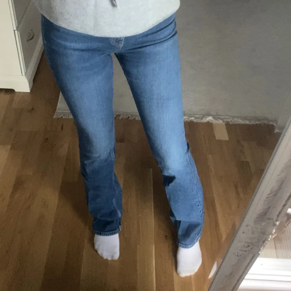 Blåa zara jeans som är köpta för ca ett år sedan! Jeansen är långa på mig och jag är 176 cm lång, dem är sköna och passar både 36 och 38, midjan slutar vid naveln💞 Skriv om du har fler frågor eller vill ha fler bilder💗💗. Jeans & Byxor.