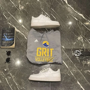 Adidas Grit Volleyball boys hoodie  - Adidas Grit Volleyball boys hoodie Strl: 18 (XL i barnstorlek) Färg: Grå Skick: Bra 