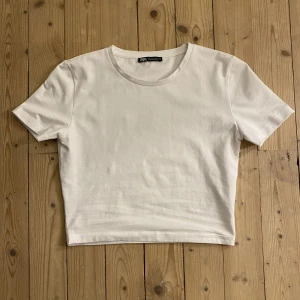 T-shirt - Vit vanlig t-shirt från Zara. Aldrig använd och köpt för ca ett år sedan. Nypris 180kr, säljer för 80kr. Frakt betalar köparen. 
