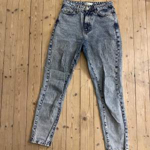 Mom jeans från Gina Tricot. Ca 2 år gamla. Nypris ca 400kr, säljer för 150kr. Frakt ingår inte i priset. 