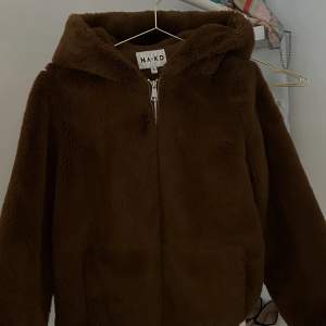 Brun (fake) pälsjacka från NA-KD.  Perfekt för kalla höstdagar/vintern. 