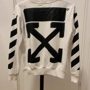 OFF tröja  - Storlek S i tjej storlek. Använd endast ett par gånger. Nyskick. Kan mötas i Helsingborg 