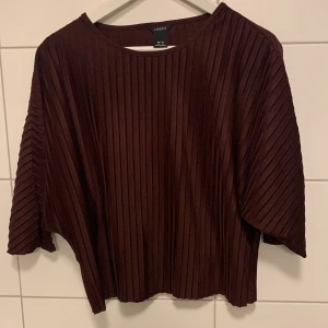 Plisserad tröja  - Plisserad tröja från Lindex. Nyskick 