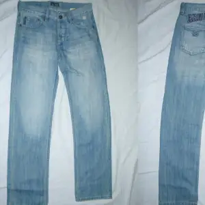 Säljer dessa helt nya och oanvända herr jeans. Dom funkar även till tjejer.  Märke: Armani no.7 jeans Storlek: 30
