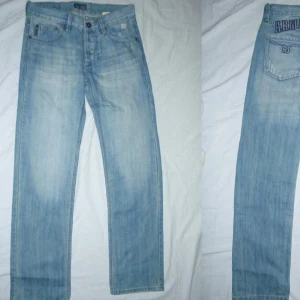 Armani Jeans - Säljer dessa helt nya och oanvända herr jeans. Dom funkar även till tjejer.  Märke: Armani no.7 jeans Storlek: 30"  (small) Midjemått: 82cm Innerben: 86cm   