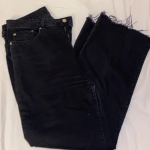 Jeans  - Ett par svarta momjeans med slits. Sitter fint och är mycket bekväma. De sitter ungefär upp till naveln. Passar även storlek M/38
