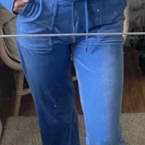 Juicy couture  - Säljer även mina blå juicy couture i XXS då jag har vuxit ur dom. Dom är lite tajta och korta. Står ej för postens slarveri 💗 köparen står för frakt💗