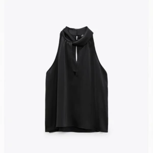 Zara topp - Säljer denna superfina topp från zara då den inte kommer till användning. Endast använd 2 gånger. Andra bilden är lånad, hör av dig för fler bilder! Frakt tillkommer på 66kr.💗