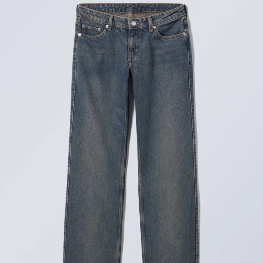 Säljer nu mina Weekday Low Arrow jeans som jag älskar jätte myvket men önskar att byta färgen så kan byta med npgon om npgon vill byta men annars säljer jag dom. Köpta för 550 säljer för 299, pris kan diskuteras. Jeans & Byxor.