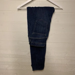 Vera jeans - Snygga mörkblåa vera jenas med tightare passform. Längre i benen då de passar mig som är 164cm! Fina att ha till vardagen! Större i midjan. 