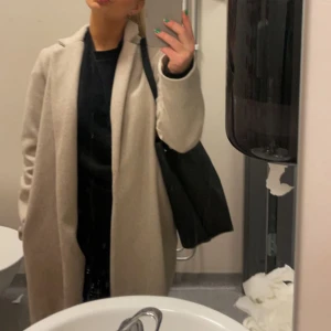 Kappa, ZARA - Trendig beige kappa från Zara, säljer pga kommer inte till användning. Lite nopprig.