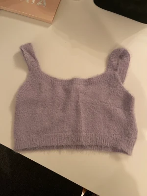 Söt kort topp! - En jättesöt kort ljuslila topp som är köpt här på plick men som tyvärr inte kommer till användning. Den är fluffig i materialet så den är bekväm. Sista bilden är lånad från henne jag köpte den av!! Köparen står för frakt💕