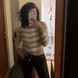 Randig mango tröja - Fin randig tjocktröja i tjockt stickat material. Väldigt mjuk och varm nu i vinter.  Storlek s men passar även mig med m! Använd men i väldifint skick!